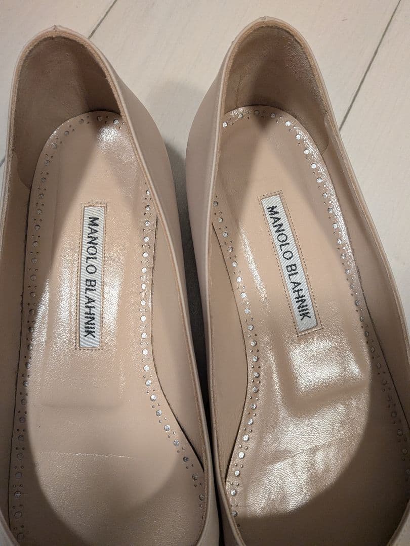 MANOLO BLAHNIK ビジュー付きフラットシューズ